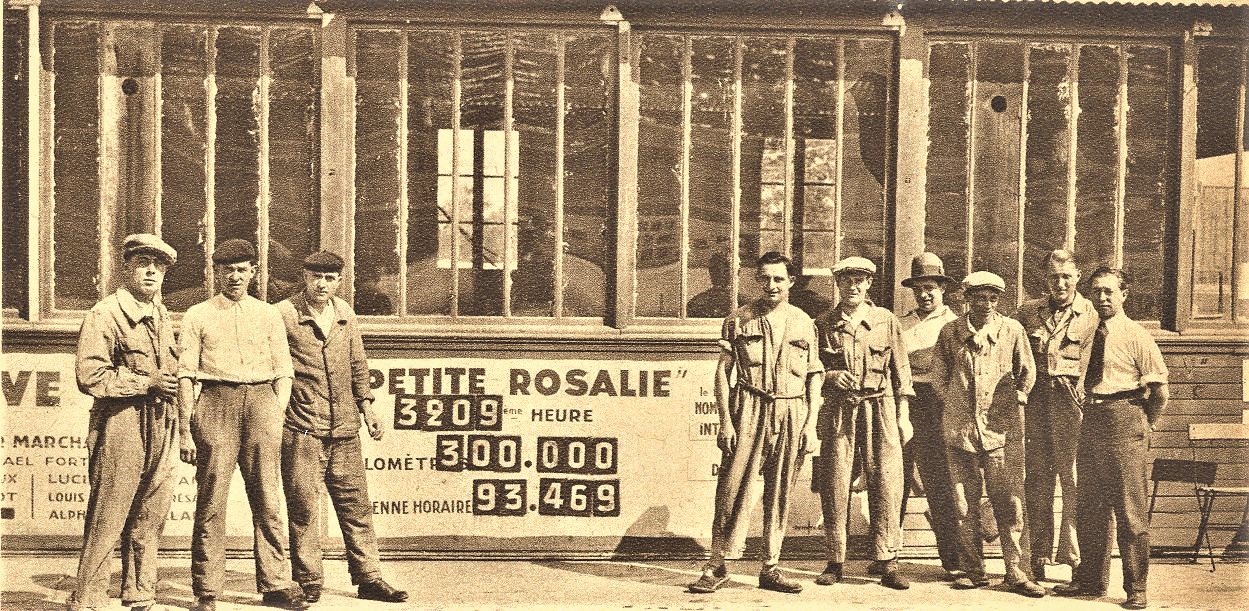 Parte del equipo que hizo posible que la Petite Rosalie llegara a los 300.000 km. La era de los Citroën Rosalie cazadores de récords
